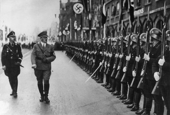 Nhân viên Gestapo còn tiến hành vận chuyển tù nhân tới các trại tập trung khét tiếng của phát xít Đức.