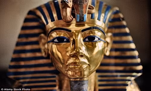 Các chuyên gia, nhà nghiên cứu thuộc Đại học Northampton và ê-kíp của chương trình Channel 5 đã phát hiện ra những dấu vết chiến trận trên chiếc áo giáp bằng da 3.000 năm tuổi của pharaoh Ai Cập Tutankhamun.