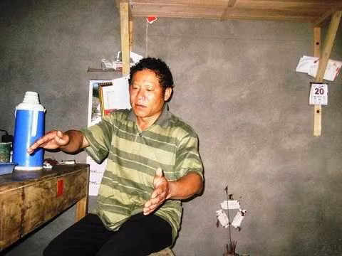 Trưởng thôn A Nối - Nông Văn Lài kể chuyện về hang nước.