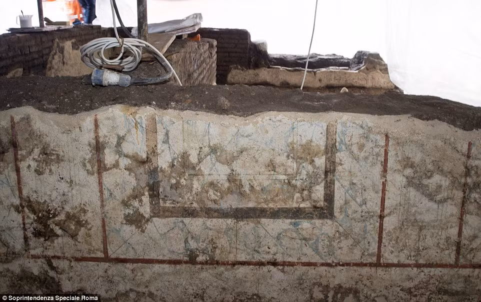 Những bức tường của dinh thự cao khoảng 1,5m. Mỗi căn phòng bên trong dinh thự chứa nhiều điều bí ẩn chờ được giải mã.