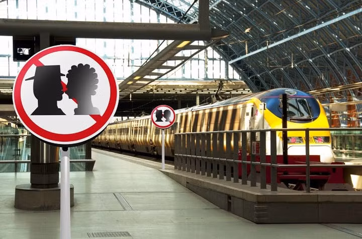 Anh: Cấm việc làm sạch thảm ngoài phố. Nếu có làm trong chớp nhoáng, thì cũng nên thực hiện xong trước 8 giờ sáng. Cấm đưa thú cưng ra đường từ 7h sáng đến 10h đêm, trừ trường hợp có lệnh của cảnh sát. Chính phủ nước này cũng cấm hôn nhau ở ga tàu bởi nó có thể gây chậm trễ cho người đi làm.