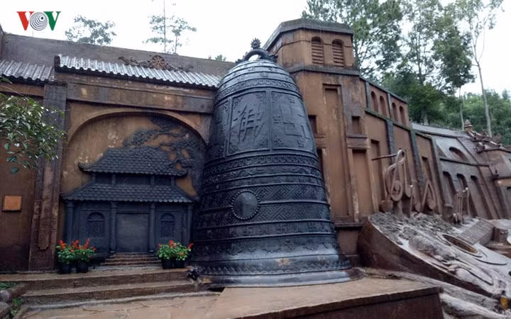 Đường hầm đất sét có nhiều tên gọi khác như: Đường hầm điêu khắc, Đường hầm đất đỏ, Làng đất sét..., nhưng dù với tên gọi nào thì nơi đây cũng kích thích sự tò mò và trí tưởng tượng của du khách.