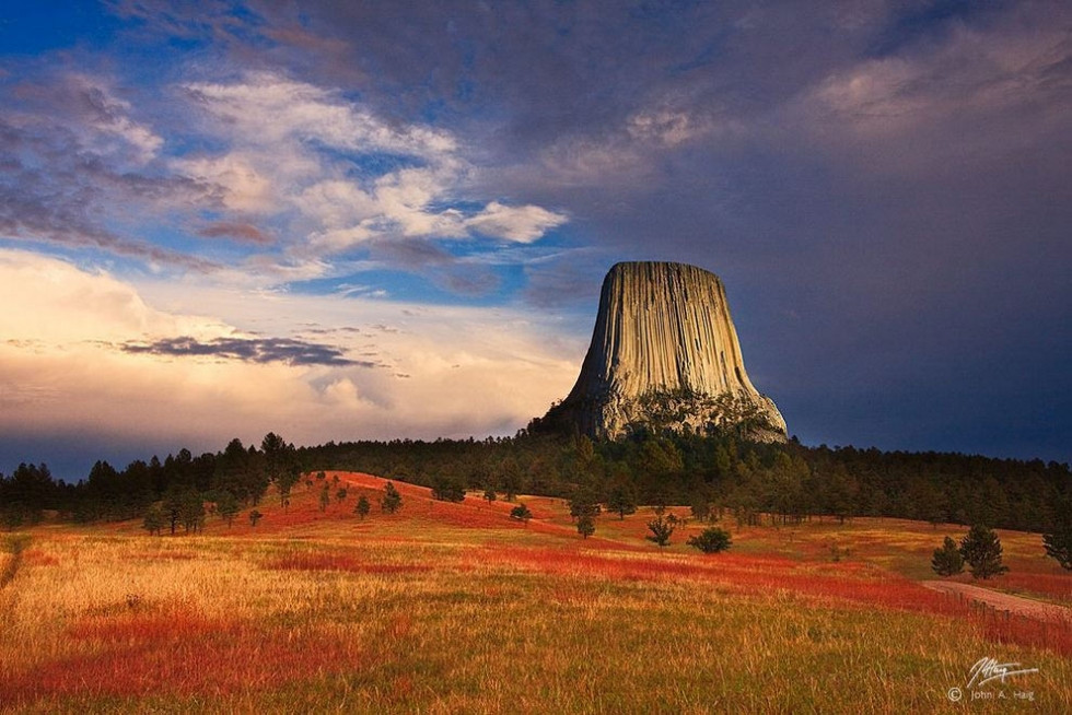 Kế đến các em quỳ xuống cầu xin tảng đá hãy cứu giúp. Nghe được lời khẩn cầu của các em, tảng đá từ từ mọc cao lên để đưa chúng lên thoát khỏi sự truy đuổi của con gấu to lớn.