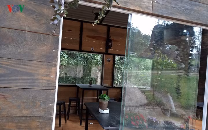 Nội thất trong quán cà phê này rất giản dị, gần gũi với đa số các chi tiết được làm bằng gỗ.