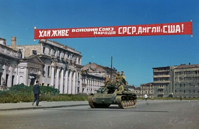 Binh sĩ Liên Xô trên cỗ xe tăng ở Quảng trường Teveleva, thành phố Kharkov năm 1943.