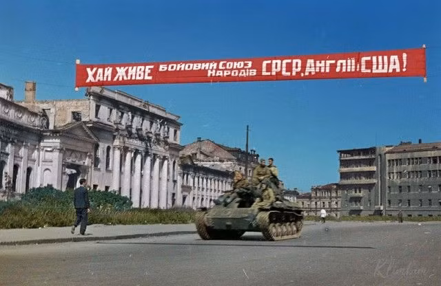Binh sĩ Liên Xô trên cỗ xe tăng ở Quảng trường Teveleva, thành phố Kharkov năm 1943.