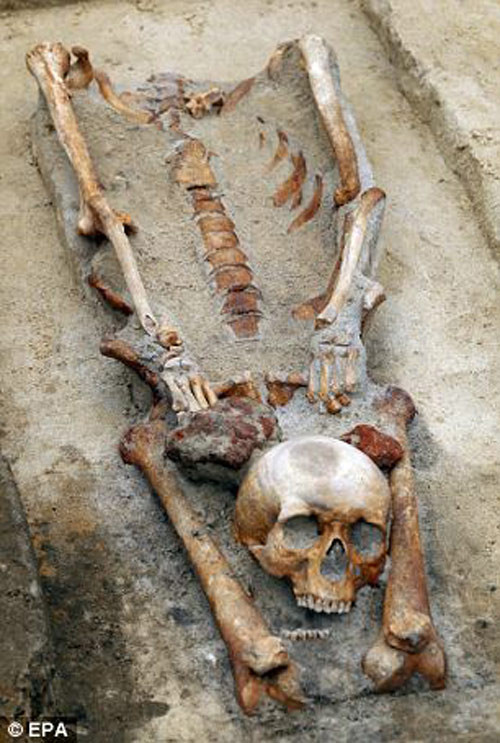 Họ làm như vậy vì tin rằng việc đầu lìa khỏi cơ thể sẽ khiến những con ma cà rồng không thể sống lại, làm hại người khác.