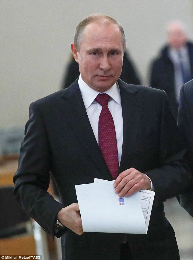 Cụ thể, vào năm 1979, trong một cuộc gặp với nhà văn Valentin Sidorov, bà Vanga đưa ra lời tiên tri: "Tất cả sẽ tan ra, như băng vậy, chỉ có một người không bị ảnh hưởng - vinh quang của Vladimir, vinh quang của nước Nga. Nga sẽ quét sạch mọi trở ngại trên đường đi của mình và sẽ trở thành chúa tể của thế giới".