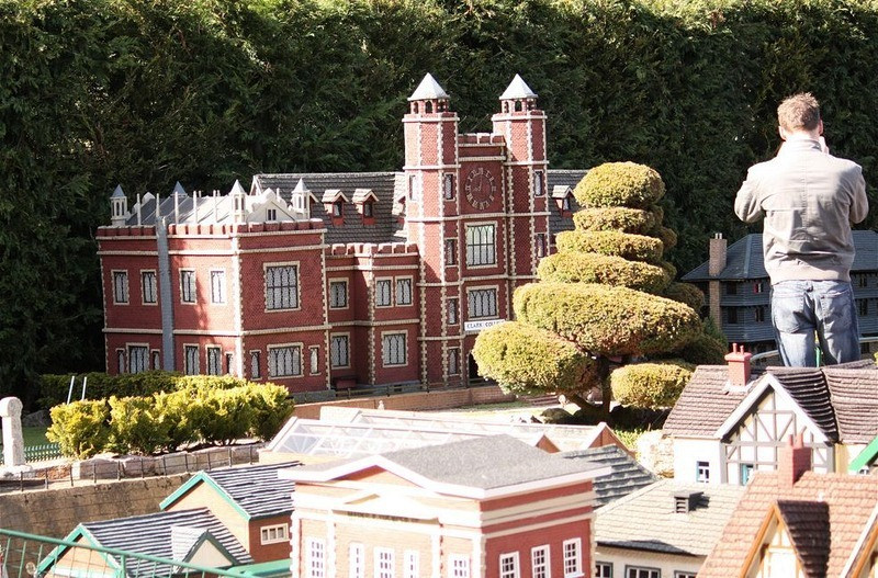 Điều thu hút du khách là nhiều tòa nhà trong làng Bekonscot được tạo ra dựa theo kiến trúc Anh những năm 1930.