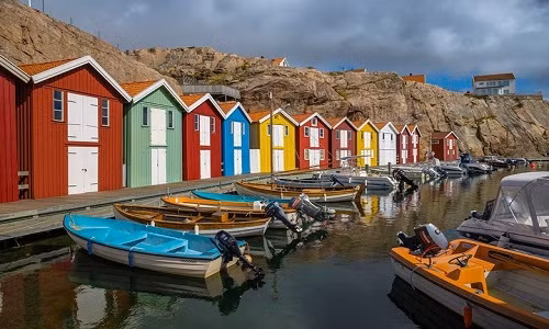 Smogen, Thụy Điển. Ngôi làng đẹp như tranh vẽ trên bờ biển phía tây của Thụy Điển được biết đến như một chợ cá tươi, cùng với phong cảnh triền đá hoang dã rất ấn tượng.