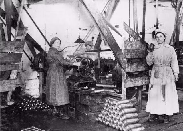 Vũ khí được sắp xếp ngăn nắp tại từng khu vực sản xuất.