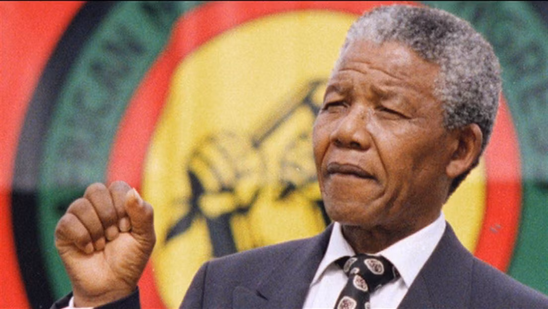 Ông Nelson Mandela giữ chức vụ Tổng thống Nam Phi từ năm 1994 - 1999. Ông cũng là tổng thống Nam Phi đầu tiên được bầu cử dân chủ theo phương thức phổ thông đầu phiếu và là tổng thống da màu đầu tiên của nước này.