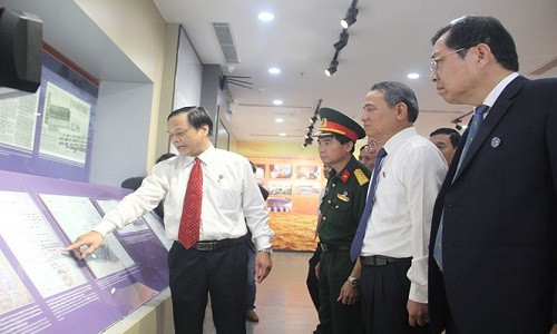 Tại đây, hệ thống hàng trăm tư liệu, hình ảnh, hiện vật trưng bày được bố trí theo 5 chủ đề: vị trí địa lý và điều kiện tự nhiên của quần đảo Hoàng Sa, Hoàng Sa trong thư tịch cổ Việt Nam trước thời nhà Nguyễn, Hoàng Sa trong thư tịch cổ thời nhà Nguyễn (1802-1945), bằng chứng chủ quyền Việt Nam đối với Hoàng Sa từ năm 1945 – 1974, bằng chứng chủ quyền Việt Nam đối với Hoàng Sa từ năm 1974 đến nay. Trong ảnh: Ông Võ Ngọc Đồng, Chủ tịch UBND huyện Hoàng Sa giới thiệu những tư liệu về Hải chiến Hoàng Sa năm 1974 với Bí thư Thành ủy Đà Nẵng Trương Quang Nghĩa và Chủ tịch UBND thành phố Đà Nẵng Huỳnh Đức Thơ.