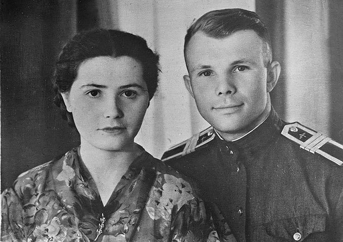 Ít ai biết được rằng, trước khi thực hiện sứ mệnh lịch sử trên, Yuri Gagarin từng viết thư gửi vợ với nội dung: “Nếu có điều gì xảy ra thì em phải biết rằng mọi chuyện đều phải kết thúc. Cho đến nay, anh đã sống một cuộc đời ngay thẳng, chân thật và vì lợi ích của mọi người, dù rằng nó rất nhỏ bé”.