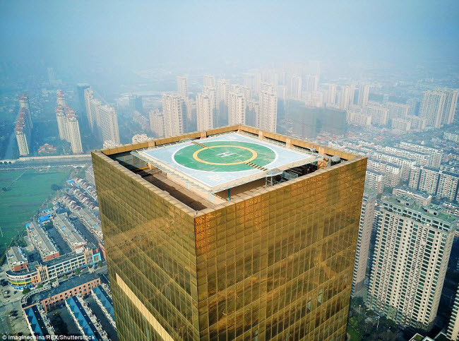 Khách sạn có một bãi đáp trực thăng trên sân thượng để chào đón những vị khách giàu có tới đây bằng trực thăng.