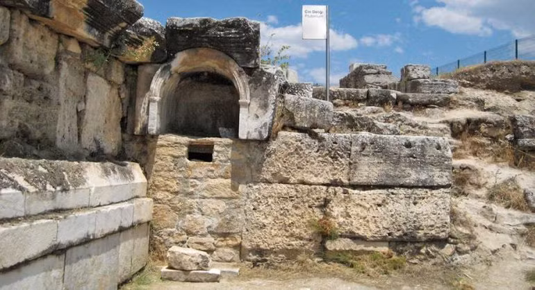 Theo đó, chỉ những linh mục, giáo sĩ mới đứng gần cổng địa ngục - nơi diễn ra các nghi lễ hiến tế thiêng liêng.