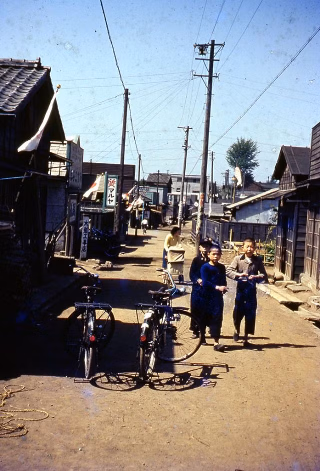 Những cậu bé người Nhật Bản chơi đùa trên một con phố nhỏ.