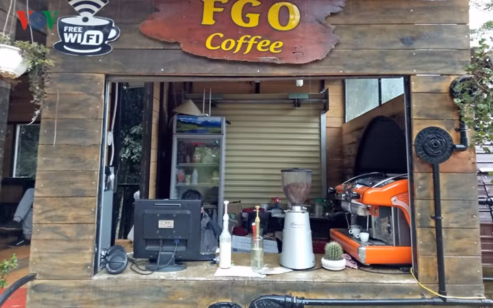 Rất nhiều du khách trong và ngoài nước tới đây tham quan và thưởng thức cà phê