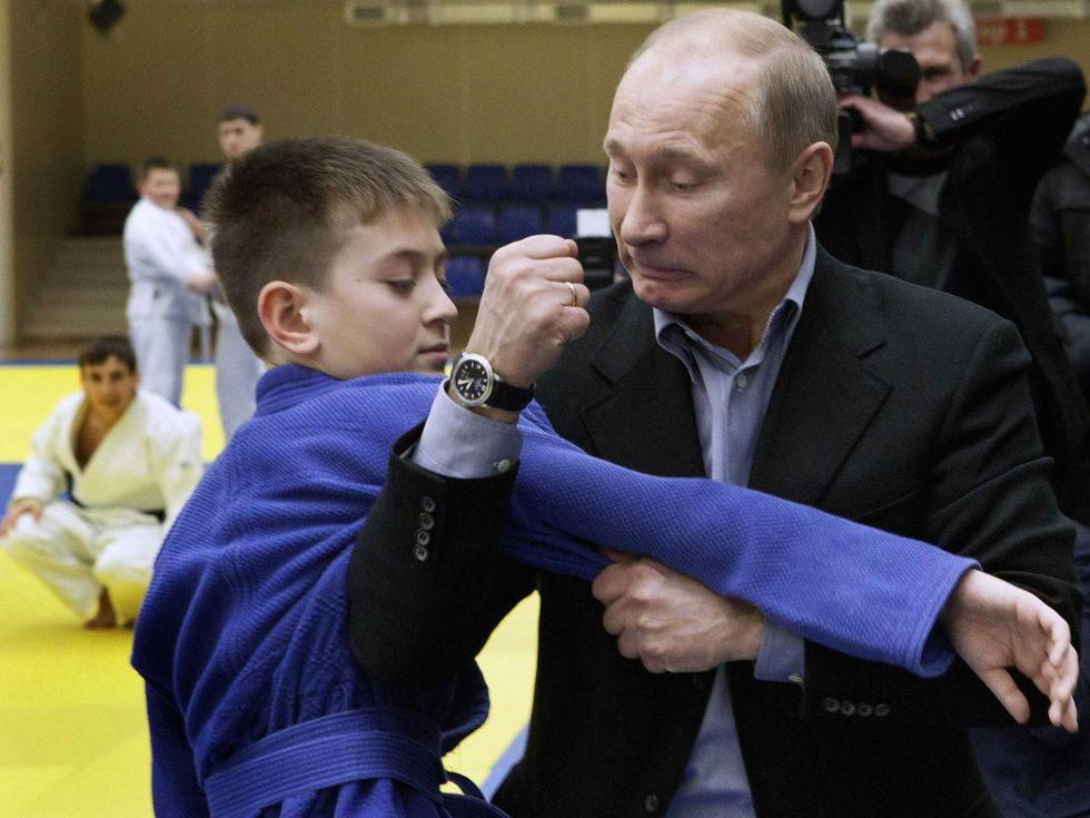 Ngay từ khi còn nhỏ, Tổng thống Putin đam mê môn thể thao Sambo và Judo. Năm 18 tuổi, ông sở hữu đai đen môn judo. Ngay cả khi đã trở thành người đứng đầu nước Nga, Tổng thống Putin vẫn luyện tập mộ võ này. Đến năm 2008, Liên đoàn Judo Quốc tế (IJF) phong đai bát (8) đẳng cho Tổng thống Putin. Đây là đẳng cấp cao nhất và vinh dự nhất trong môn võ thuật này.