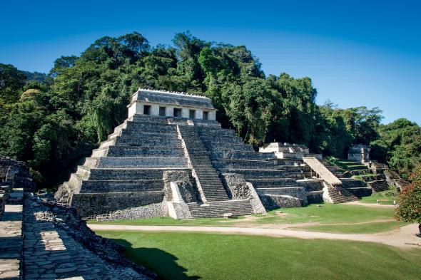 Bên cạnh bộ xương đặc biệt trên, các chuyên gia còn tìm thấy nhiều hiện vật giá trị như vương miện làm bằng các hạt ngọc bích, các bức tượng, bát gốm...