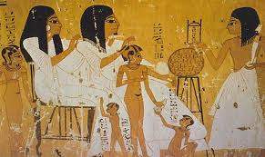 Thai phụ thường được các mẹ, bà hoặc người thân có kinh nghiệm đỡ đẻ. Khi sinh con, phụ nữ Ai Cập thường trong tư thế ngồi xổm hoặc quỳ trên mặt đất.