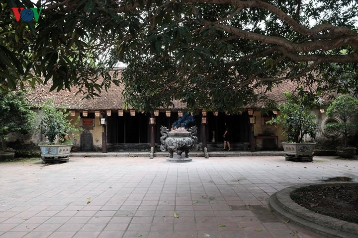 Đến với chùa Nôm, du khách còn được chiêm ngưỡng khu vườn mộ tháp bằng đá ong nằm bên cạnh ngôi chùa cổ. Trải qua bao biến đổi thăng trầm của lịch sử, những tòa tháp đá vẫn đứng vững như thách thức với thời gian.