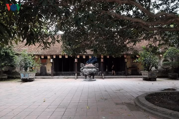 Đến với chùa Nôm, du khách còn được chiêm ngưỡng khu vườn mộ tháp bằng đá ong nằm bên cạnh ngôi chùa cổ. Trải qua bao biến đổi thăng trầm của lịch sử, những tòa tháp đá vẫn đứng vững như thách thức với thời gian.