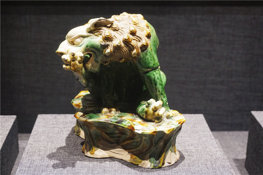 Cổ vật gốm ba màu khắc họa hình ảnh con sư tử còn khá vẹn nguyên.