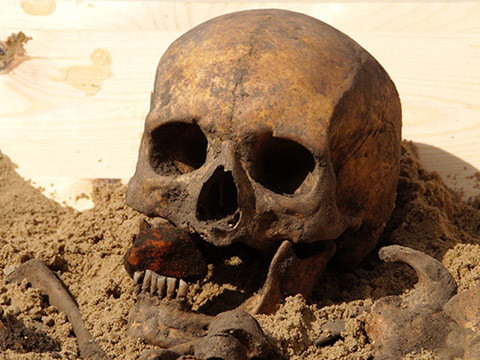 Chèn gạch vào miệng người chết là phương pháp khác của người xưa nhằm ngăn xác chết sống lại.