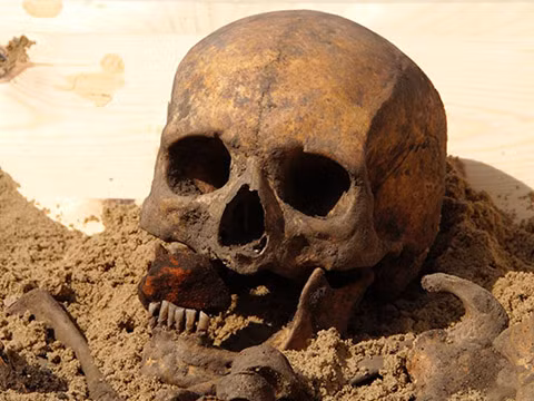 Chèn gạch vào miệng người chết là phương pháp khác của người xưa nhằm ngăn xác chết sống lại.