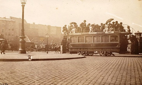 Người dân Berlin di chuyển bằng phương tiện công cộng.