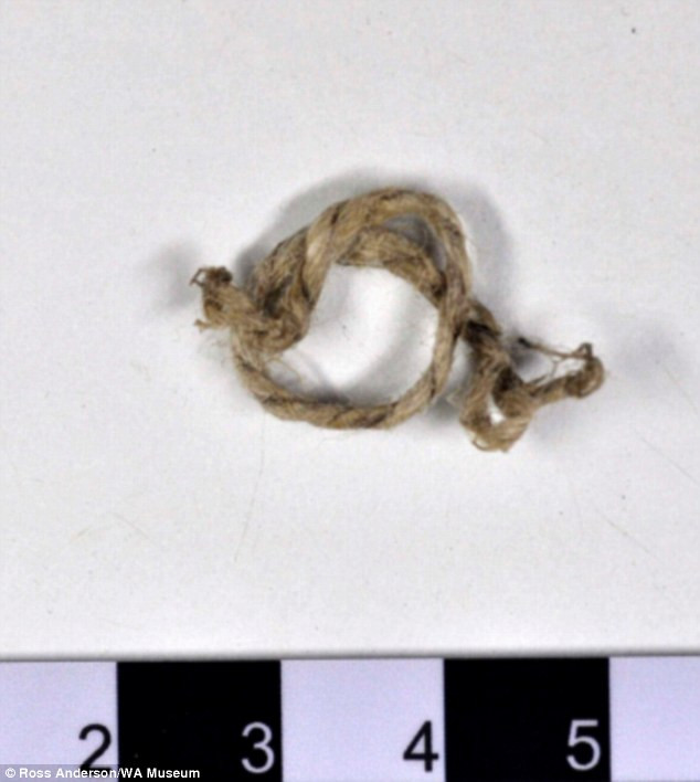 Đây là một trong số hàng nghìn thông điệp ở bên trong chai được ném xuống biển trong cuộc thử nghiệm của người Đức. Trong số này, 662 thông điệp đã được tìm thấy và trao trả với lần gần đây nhất vào năm 1934.