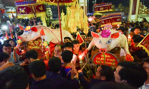 Hội rước lợn La Phù: Vào ngày 13 tháng Giêng, hội La Phù (Hoài Đức, Hà Nội) được tổ chức trang trọng để tưởng nhớ Đức Tam Lang Đại Vương mổ lợn khao quân trước khi lên đường đánh giặc. Trong đó, những “ông lợn” của đám rước sẽ được chăm sóc theo một chế độ đặc biệt.