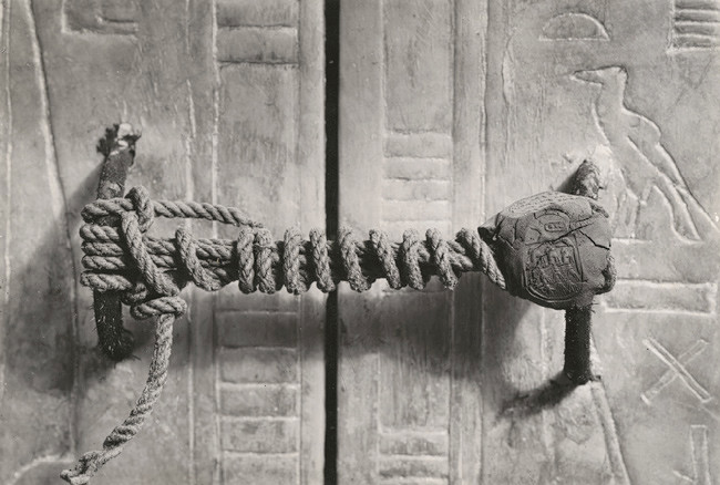 Sợi dây thừng và con dấu còn nguyên vẹn đã niêm phong lăng mộ pharaoh Ai Cập Tutankhamun trong suốt hàng nghìn năm trước khi được giới khảo cổ phát hiện.