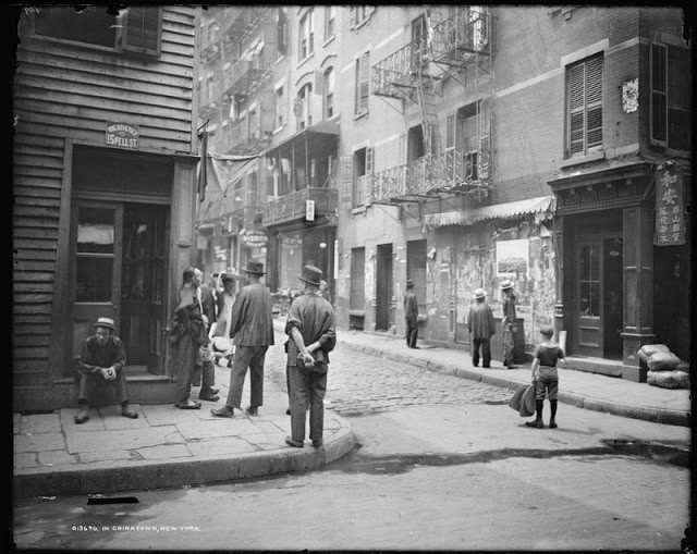 Người dân sống trong khu Chinatown, New York năm 1900. Đây là một trong số những hình ảnh đáng chú ý về nước Mỹ bình dị đầu thế kỷ 20.