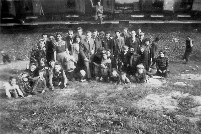 Gương mặt rạng rỡ của những tù nhân người Do Thái được giải cứu.