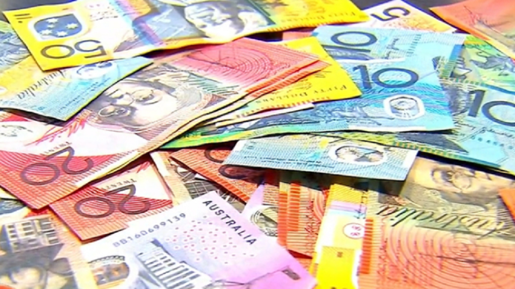 Tuy nhiên, bạn cũng nên chú ý, tránh tiêu xài hoang phí để tình hình tài chính luôn ổn định.