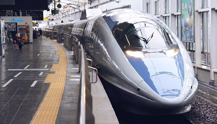 Tàu siêu tốc là một phát minh quan trọng khác của người Nhật Bản. Cụ thể, Shinkansen là hệ thống tàu siêu tốc đầu tiên và nhanh nhất trên thế giới khi nó có thể đạt vận tốc 400 km/h.