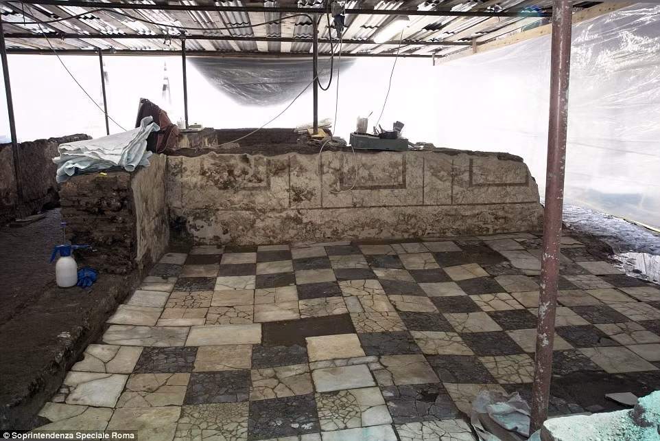 Các chuyên gia, nhà khảo cổ còn rất kinh ngạc khi nhiều đồ trang trí, đồ tạo tác quý giá bên trong dinh thự còn khá nguyên vẹn sau nhiều thế kỷ bị chôn vùi trong lớp đất đá.