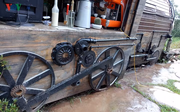 Nơi đây phục vụ cà phê rang xay tại chỗ, giá rất "bình dân", chỉ 20-40 ngàn/ly tùy loại.