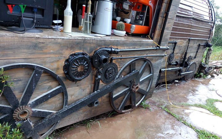 Nơi đây phục vụ cà phê rang xay tại chỗ, giá rất "bình dân", chỉ 20-40 ngàn/ly tùy loại.