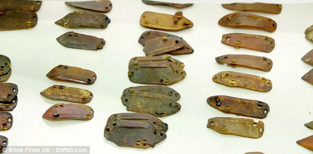 Cụ thể, chiếc ái giáp bằng da trên được tìm thấy bên trong ngôi mộ của pharaoh Tutankhamun nổi tiếng của Ai Cập. Vị vua này lên ngôi năm 8 - 9 tuổi và qua đời 10 năm sau đó - năm 1323 trước Công nguyên.