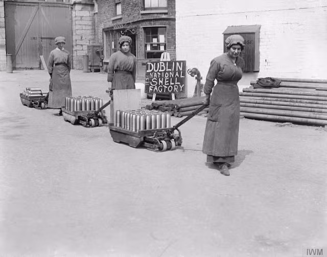 Số vũ khí do phụ nữ sản xuất được vận chuyển ra chiến trường để quân đội Anh sử dụng trong các trận chiến với quân địch.