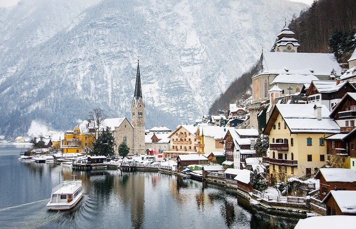 Hallstatt, Áo. Đây là một thị trấn được bao quanh bởi dãy núi Alpine và nằm cạnh hồ nước đầy quyến rũ có tên là Hallstatter với phong cảnh ngoạn mục, dành cho những người yêu sự yên tĩnh.