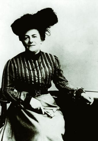 Đặc biệt, bà cùng người bạn - nhà hoạt động xã hội Rosa Luxemburg đặc biệt quan tâm đến vai trò của phụ nữ trong giới chính trị.