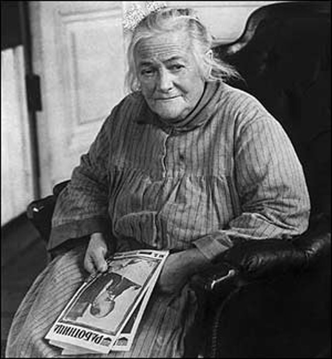 Từ ngày 26 - 27/8/1910, Đại hội Phụ nữ thế giới lần thứ 2 được triệu tập ở Copenhagen (Đan Mạch). Trong khuôn khổ đại hội, bà Zetkin đưa ra sáng kiến lấy ngày 8/3 hàng năm là ngày Quốc tế Phụ nữ.