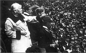 Đến năm 1907, Clara Zetkin cùng với Rosa Luxemburg và Nazheda Krupskaya (vợ của lãnh tụ Lenin) vận động thành lập Ban Thư kí phụ nữ quốc tế. Sau khi Ban Thư kí phụ nữ quốc tế được thành lập, Clara Zetkin được bầu làm Bí thư.