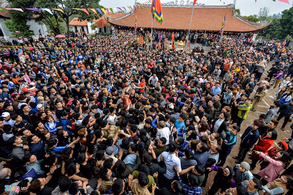 Hội cướp chiếu mong sinh con trai: Lễ hội Đúc Bụt tại thôn Phù Liễn (xã Đồng Tĩnh, huyện Tam Dương, Vĩnh Phúc) diễn ra vào mùng 8 tháng Giêng với màn cướp chiếu thiêng nổi tiếng. Trong đó, ba chàng trai trẻ chưa vợ được chọn lựa kỹ lưỡng, phết bùn lên người và trùm chiếu đi từ giếng nước về đình làng.