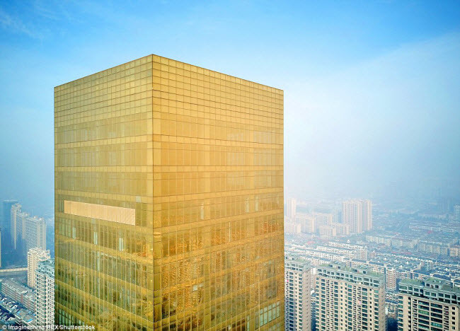 Khách sạn dát vàng thuộc sở hữu của tập đoàn Zhongyuan có 46 tầng với 379 phòng, 1 nhà hàng trên tầng thượng và các hội trường tổ chức lễ cưới.