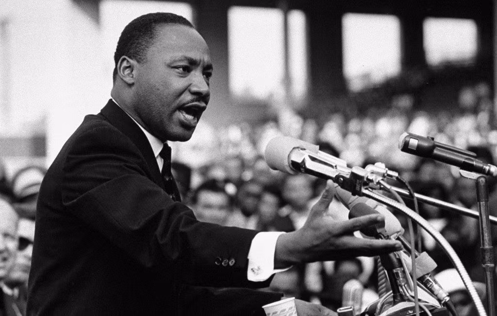 Mục sư Martin Luther King, Jr. nổi tiếng với câu nói cực giá trị: "Tình yêu là sức mạnh duy nhất có sức biến đổi một kẻ thù thành bạn".